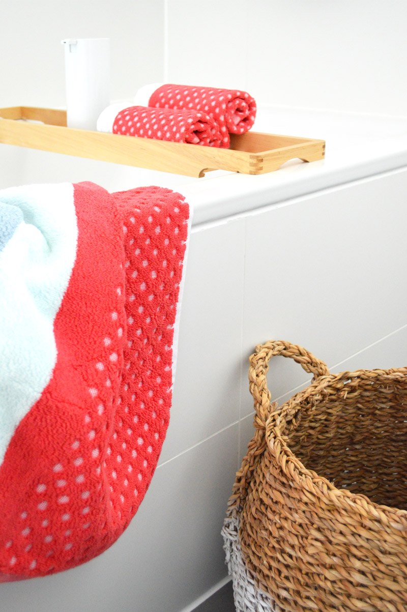 badstyling vorher nacher: deko für badezimmer in rot oder gelb